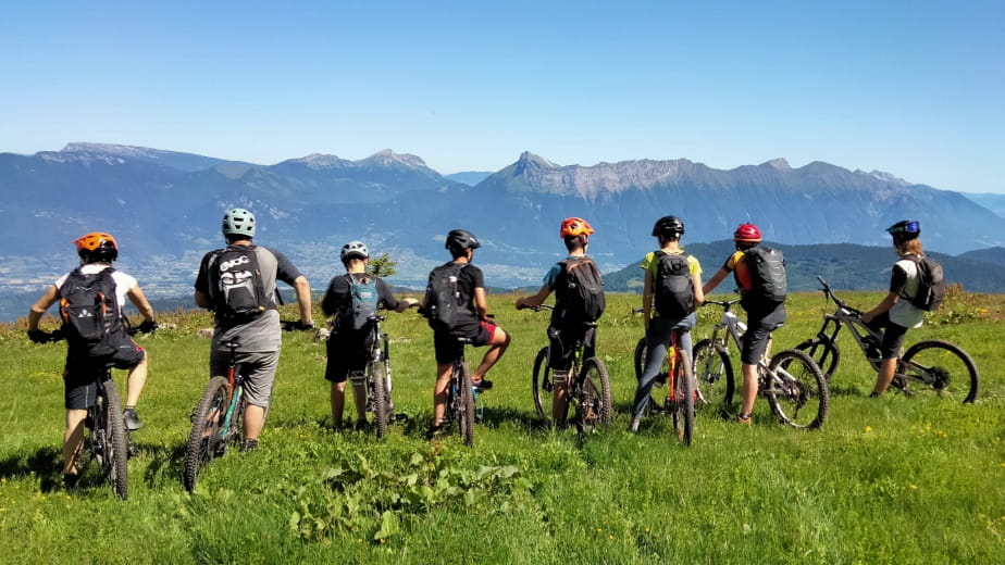 Groupe en VTT face aux montagnes